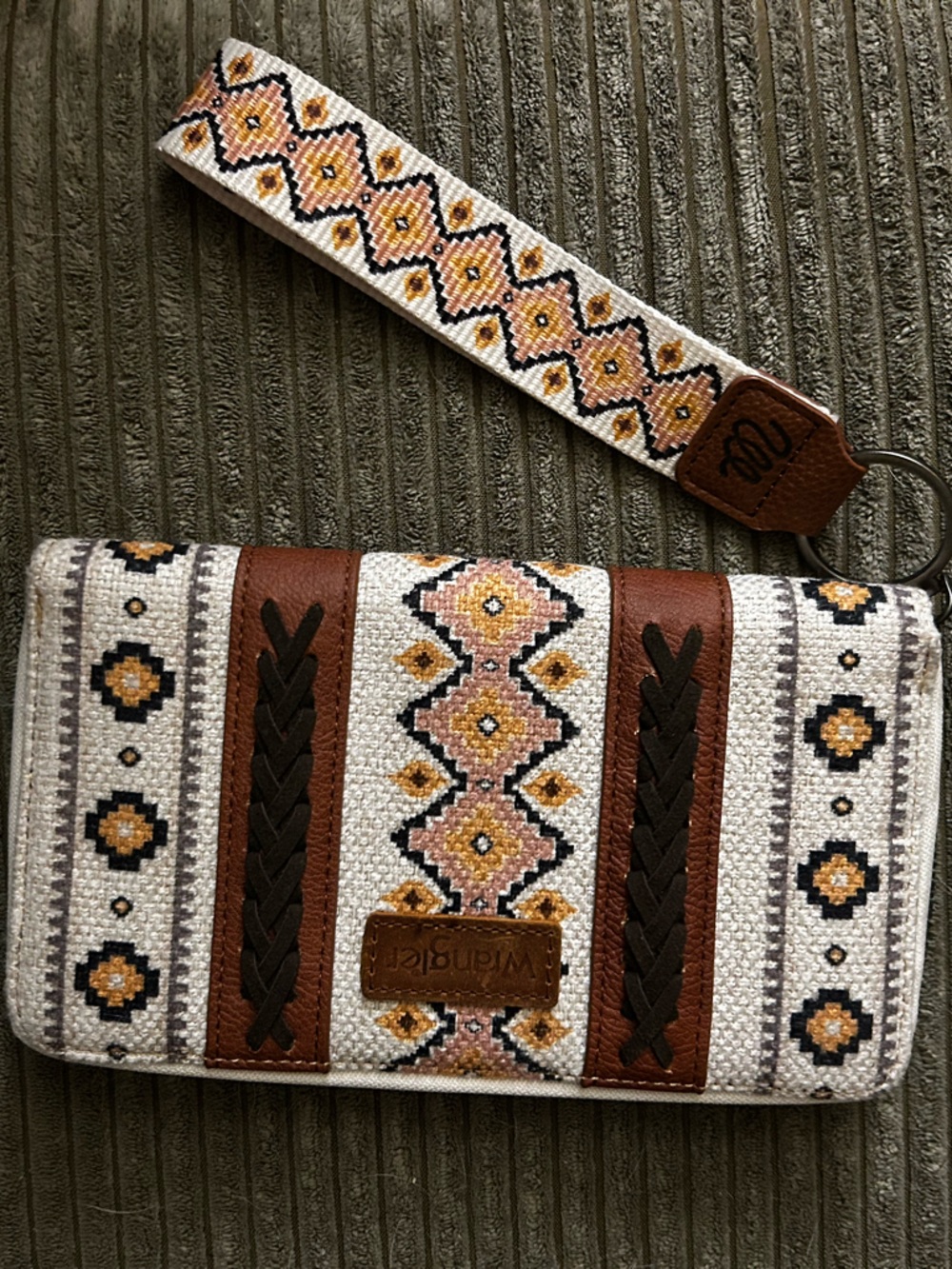 NWOT Wrangler White, Brown & Yellow Embroidered Wristlet Wallet
